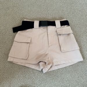 NWOT Aritzia TNA Cargo 3” Short